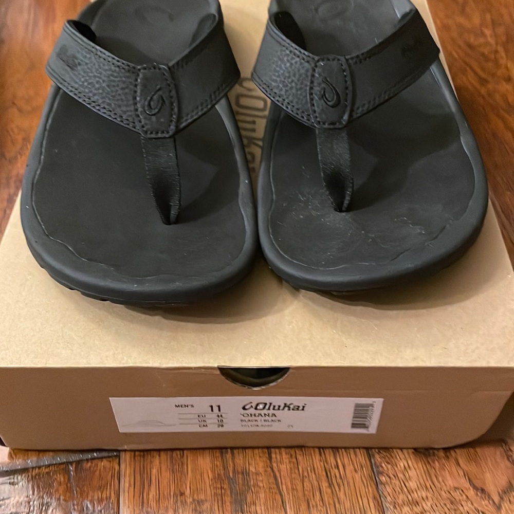 New with box olukai Obama Mens sandals